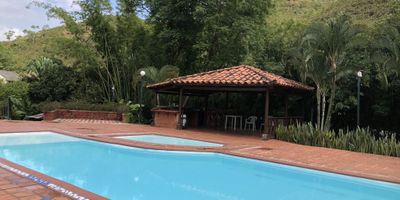 Alquilo hermosa casa en conjunto cerrado de 16 casas, estilo mediterraneo, rodeado de zonas verdes, amplio, tranquilo, privado, excelente ubicación, cerca de colegios, supermercados, amplias vías de acceso, exclusivo sector en bella Suiza, casa con área de 145mt, consta de 2 habitaciones con closet y baño, estudio, sala, comedor, cocina integral, hermosa terraza estilo campestre, en segundo nivel, almacenaje, baño y zona de oficios. La unidad cuenta con dos parqueaderos paralelos, depósito, jardines, portería, citofono, vigilancia 24/7, piscina, kiosco, sauna, gimnasio, Hermosa vista, El canon incluye administración. Info Sandra Hurtado 320-579-13-34 Indira Oyola 310-400-55-90