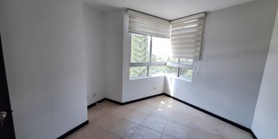 Espectacular Apartamento está disponible para Arriendo. Ubicado en el barrio CASTROPOL de la ciudad de Medellín. Cuenta con 3 habitaciones, 2 baños y 1 parqueaderos. El área construida es de 80.00 m². Estrato: 6. 