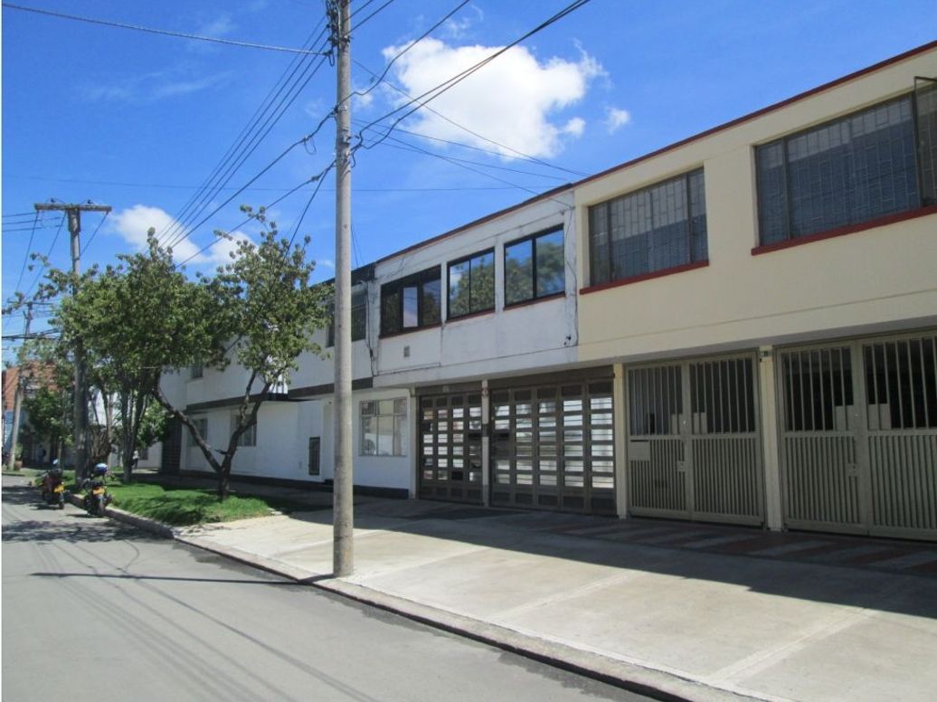 Casa de 3 alcobas en venta en Los Alcázares, Bogotá, 211 m² · foto 2 de 12