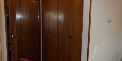 Excelente casa para la venta 153 metros en tres niveles, mas altillo, primer piso, salón comedor, cocina integral a gas, zona de lavandería independiente, alcoba y baño de servicio; segundo piso, dos alcobas con closets, un baño completo; tercer piso, dos alcobas una con closets, un baño completo, y altillo, pisos de mármol primer piso y cerámica  en baños, segundo y tercer piso madera laminada, dos paqueaderos en frente de la casa. El conjunto cuenta con parqueaderos de visitante, GYM, salón social, cancha múltiple y parque infantil.
