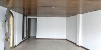 Excelente oficina en el secto de Restrepo, cuenta con area abierta, baño comunal, pisos en ceramica, vista externa. no tiene ascensor, ni garaje.



