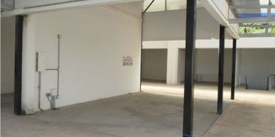 Excelente Local comercial con ubicación en la plazoleta de comidas del Centro comercial Arena Bogotá, cuenta con un área libre de treinta y ocho metros, doble altura, servicio de agua, luz y gas, ubicado en el Punto de Encuentro, vigilancia las veinticuatro horas, vía de acceso por la calle 80, vías alternas, avenida Boyacá, carrera 68, Avenida Ciudad de Cali. Local 001 Punto de Encuentro 
