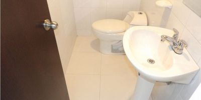 Excelente oficina ubicada en el sector comercial de Santa Barbara Occidental , facil acceso por la Autopista norte, frenta al paradero del SITP y Clinica Reina Sofia, área de 60M2, una oficina privada, area libre para oficinas con dos divisiones, un baño, area cocina sin estufa, terraza aproximadamente 4 metros, depósito, interior, vigilancia de 7am a 7pm.
