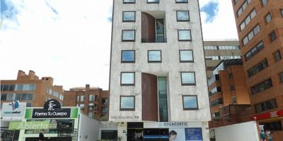 Excelente oficina en la zona Norte sector de Santa Bibiana, sobre la autopista norte, oficina iluminada de sesenta y un metros cuadrados, con dos oficinas privadas una de ellas con baño, cocineta sin estufa, area libre con cableado estructurado, un Rackcon switch ethernet de dieciséis puertos ,puntos para datos y voz tres archivadores, pisos en ceramica, interna, dos garajes en linea en sotano, sin deposito. El edificio cuenta con: ascensor, baños mixtos por piso, sala de juntas, comedor en terraza, parqueadero visitantes, recepcion, vigilancia veinticuatro horas.
