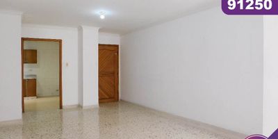 Apartamento en arriendo ubicado en Barranquilla sector de Altos de Riomar, inmueble de construcción tradicional sin ascensor, cuenta con un área aproximada de 105mt2 distribuidos en 3 habitaciones, 2 baños, cuarto con baño de servicio, buena distribución en sus áreas con buenos y conservados acabados es fresco y acogedor, además cuenta con gran iluminación natural, sector tranquilo y residencial con cómodas vías de acceso, cerca a centro comercial Buenavista y Viva.