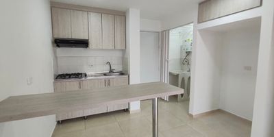 Se renta espectacular apto en uno de los proyectos mas sofisticados de Dosquebradas, cuenta  con 3 alcobas, una hermosa cocina integral, sala comedor con vista a la naturaleza, Además, disfruta del Central Park Club, que incluye salón social, gimnasio equipado y cancha de tenis, accesibles para todos los residentes de la biociudadela. Y para completar la experiencia, el Central Park Mall ofrece una zona de comercio completa en la entrada de los proyectos.