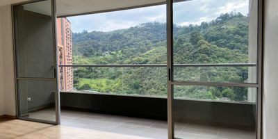 Apartamento en arriendo en unidad cerrada cerca a supermercados, restaurantes, rutas de transporte publico y servicios complementarios. Piso en madera laminada, sala comedor, estar de tv, 3 alcobas con baño en la principal, cocina integral abierta tipo americano, balcon y parqueadero independiente cubierto . Conjunto cerrado con piscina, gym, salon social, parques infantiles, placa polideportiva, zonas verdes, vigilancia 24 hrs, y circuito cerrado de tv.  Inmuebles sujetos a verificación de disponibilidad.
