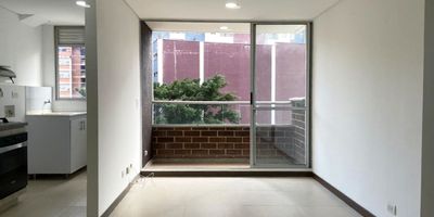 Apartamento en arriendo en unidad cerrada cerca a universidades, rutas de transporte. Zona de gran crecimiento urbanistico y entorno muy campestre. Piso en porcelanato, puerta de seguridad, sala comedor, estar de tv, 3 alcobas con baño en la principal, cocina integral abierta tipo americano, balcon y parqueadero independiente cubierto. Conjunto cerrado con ascensor, piscina, gimnasio, salon social, turco, sauna, parques infantiles, placa polideportiva, zonas verdes, vigilancia 24 hrs, citofonia y circuito cerrado de tv. Inmuebles sujetos a verificación de disponibilidad.
