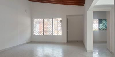 Espectacular Casa está disponible para Arriendo. Ubicado en el barrio ALTO DE MISAEL de la ciudad de Medellín. Cuenta con 4 habitaciones, 2 baños y 2 parqueaderos. El área construida es de 262.00 m². Estrato: 5. 