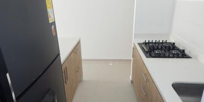 Se Arrienda apartamento amoblado ubicado en el nuevo sector de Miramar al norte de la Ciudad de Barranquilla, el edificio cuenta con 10 pisos y el apto se encuentra en piso 10  con un área de 63.80 m2 -  buena distribucion en sus areas con buenos y modernos acabados, fresco y acogedor , de fácil acceso, cerca de parques y de los grandes centros comerciales de la ciudad, colegios, universidades y almacenes de cadena; el conjunto tiene amplias zonas sociales con piscinas, parque infantil, gym, cancha deportiva, salón social, guardería, kiosco social, sala de juegos y de negocios, sauna, teatrino, zonas verdes, ascensores y seguridad privada, cómodas vías de acceso con transporte publico cercano.