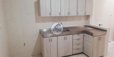 Casa en arriendo en Alcalá, Envigado, Antioquia. Este inmueble de un nivel ofrece 200 m² construidos, ideal para su familia. Dispone de 4 habitaciones y 3 baños, asegurando comodidad. La propiedad cuenta con vigilancia, brindando mayor seguridad. Su ubicación en el barrio Alcalá (estrato 3) en la ciudad de Envigado permite fácil acceso a servicios. Es relevante saber que no incluye parqueaderos. El canon mensual es de $4,000,000. Interesado en conocerla? Contáctenos vía WhatsApp, solicite ser contactado o consulte los números de teléfono.