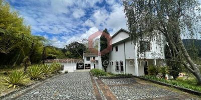 Arriendo casa finca, con espacios amplios, rodeada de naturaleza, tranquilidad, ideal para vivir con tu familia, a solo 2 min del mall la fe, agua propia, luz solar, jardinero cada 15 días, casa mayordomo, 4 alcobas, 5 baños, 1 vestier, 3 closets, 2 patios, 1 estudio, comedor,  2 cuartos útiles, arboles frutales.
Arrienda Activos y Bienes, Inmobiliaria experta en administración, arrendamiento y venta de apartamentos, casas, locales, bodegas y oficinas en el Oriente Antioqueño, Medellín y toda el área Metropolitana. Información sujeta a cambios. Las imágenes de muebles, enseres, decoración, y demás elementos son una referencia.
