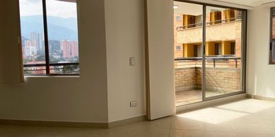 Apartamento en arriendo en unidad cerrada. Ubicación privilegiada con gran desarrollo urbanístico, cerca a múltiples servicios complementarios y fácil acceso a vía principal con conexión a rutas de transporte publico. Piso en porcelanato, dos niveles, puerta de seguridad, sala comedor, estar de tv, 3 alcobas con baño en la principal, cocina integral abierta tipo americano, balcón y parqueadero independiente cubierto. Unidad con ascensor y zonas sociales que incluyen piscina climatizada, salón social, sauna, turco, parque infantil, zonas verdes, vigilancia privada, portería 24 horas, citofonía y circuito cerrado tv. Inmuebles sujetos a verificación de disponibilidad.