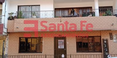 Espectacular Casa está disponible para Arriendo. Ubicado en el barrio SANTA FE de la ciudad de Medellín. Cuenta con 4 habitaciones, 2 baños y 0 parqueaderos. El área construida es de 160.00 m². Estrato: 4. 