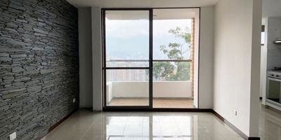 Apartamento en arriendo en unidad cerrada cerca a centros comerciales, supermercados, vias principales, y servicios complementarios. Piso en porcelanato y madera laminada, sala comedor, estudio, estar de tv, 3 alcobas con baño en la principal, cocina integral abierta tipo americano, balcon y parqueadero independiente cubierto .  Conjunto cerrado con ascensor, piscina, gimnasio, salon social, turco, parques infantiles, placa polideportiva, zonas verdes, vigilancia 24 hrs, citofonia y circuito cerrado de tv. Inmuebles sujetos a verificación de disponibilidad.
