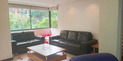 Apartamento en venta en unidad cerrada. cerca a supermercados, centro comercial, restaurantes, parques, vía principal, rutas de transporte publico y servicios complementarios. Piso en cerámica, sala comedor, estudio, biblioteca, 3 alcobas con baño en la principal, cocina integral cerrada, balcón y parqueaderos lineales cubiertos. Conjunto cerrado, ascensor, piscina, salón social, sauna, turco, parque infantil, placa polideportiva, zonas verdes, vigilancia, portería 24 horas, y circuito cerrado de tv. Inmuebles sujetos a verificación de disponibilidad.