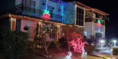 Finca super linda en Ciudad Bolivar, Vereda Farallones. El lote 13.000 M2 y la casa 600 M2.

2 Niveles. 7 habitaciones, 8 baños, sala, comedor, cocina integral abierta, balcon, zona de ropas, terraza, piscina, jacuzzi, zonas verdes, zona de mascotas, piso en porcelanato, 4 parqueaderos, vista panorámica, iluminación natural, lago de pesca , quebrada propia y kiosco.