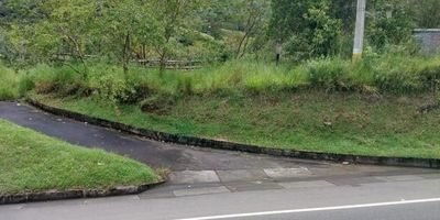 Lote super bien ubicado, Barbosa via Popalito. A 7.8 kilometros de la entrada de Barbosa hacia Puerto berrio.

Usted en este lote puede montar cualquier tipo de negocio por el POT, Estacion de Gasolina, Hotel, Restaurante, Bodega, Aserrio, restaurante, ETC...
con un area de 13.650 M2, con un valor de $ 3.003 millones y se reciben hasta 500 millones en permuta.

No dude en consultarnos que con gusto lo atenderemos.