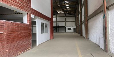 Bodega disponible para alquiler, ubicada en una zona estratégica, con fácil acceso pavimentado y en una zona industrial en expansión.

El terreno abarca un área de 650 M2, ofreciendo un amplio espacio para almacenar y realizar operaciones logísticas con comodidad. La construcción cuenta con 10 modulos, cocineta, 6 baños, ideales para adaptar según las necesidades de tu negocio.

Además, cuenta con características internas que facilitarán el funcionamiento de tu empresa, entre ellas, se encuentran el  electricidad  trifasica a 220V .

¡No solo es una excelente opción para tu empresa, sino que también cuenta con un sinfín de posibilidades! 

No esperes más y únete a la prosperidad de esta ciudad en crecimiento. ¡Ponte en contacto con nosotros para conocer más detalles y agendar una visita a esta increíble bodega en alquiler en Cali!

¡No lo pienses más y haz que tu empresa crezca en un lugar estratégico y con todas las comodidades que necesitas.