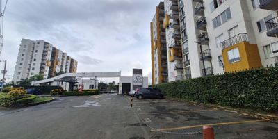 Alquila tu próximo hogar en el barrio Sachamate-Jamundi. Descubre la experiencia de vivir en un lugar que combina comodidad, seguridad y un entorno lleno de posibilidades. Este acogedor apartamento en primer piso, con parqueadero privado, diseñado para quienes valoran los detalles que hacen la diferencia. Al entrar, serás recibido por la sala comedor amplia con balcón, cuenta con tres habitaciones con closet, la principal con baño privado y balcón adicionando frescura. La zona de oficios lavadero de ropa y punto para lavadora. El conjunto presta seguridad con porteria 24/7 , y esparcimiento con piscinas, zona infantil para los chicos, canchas deportivas para tu esparcimiento, salón social para reuniones con tus seres queridos. El apartamento es un espacio para vivir, soñar y crecer. La energía vibrante de la zona, rodeada de servicios y oportunidades, crea el escenario ideal para que tú y tu familia compartan .Ven y siente la conexión emocional con tu nuevo hogar!
