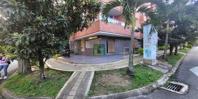 Excelente local esquinero con vitrina, propio para comidas, fácil acceso, cerca a la avenida 80 y a la 33, con baño, terraza. contacto Andres Jiménez 313 683 7000