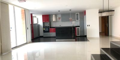 Apartamento en venta en Envigado, sector Otra Parte, dúplex, área 170m2, piso 13, en el pirmer nivel cuenta con sala-comedor, cocina integral abierta con red de gas, zona de ropas, balcón, dos alcobas, baño completo, en el segundo piso ademas de una terraza de 19m2, cuenta con dos alcobas, estudio, baño completo, la alcoba principal tiene baño, vestier y balcon.
El apartamento tiene 3 parqueaderos y un cuarto útil.
La unidad tiene porteria 24h, pisicina, sauna, salón social, gym, juegos para niños, kiosco, parqueadero de visitantes.

Valor Administración:$699.200
Valor Predial:$3.235.000 Anual.
