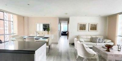 Brando&Cia presenta este excelente apartamento en Envigado, ubicado en la privilegiada zona SurOriente. Con un precio de $950.000.000 COP y un área construida de 119 m², esta propiedad es ideal para quienes buscan un hogar moderno y funcional. El apartamento cuenta con tres habitaciones amplias, cada una diseñada para brindar comodidad y privacidad, además de tres baños completos y un baño social.

Incluye dos garajes privados, lo que asegura comodidad y seguridad para el estacionamiento. Se encuentra en un estrato 5 y tiene un costo de administración de $810.300, que cubre servicios y mantenimiento de áreas comunes. Construido en el año 2013, el inmueble se conserva en excelente estado y ofrece un diseño contemporáneo en una ubicación estratégica cerca de centros comerciales, colegios y vías principales.

Si buscas un hogar que combine diseño, comodidad y una ubicación privilegiada en Envigado, este apartamento es la opción perfecta. Contáctanos para más información.