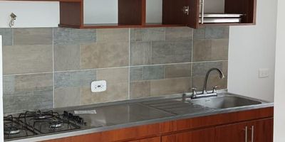 En el corazón de la ciudad, se encuentra este encantador apartamento de 3 habitaciones y 2 baños, con una distribución de 55 metros cuadrados que combina a la perfección funcionalidad y estilo. Sus amplias ventanas permiten la entrada de luz natural, creando un ambiente cálido y acogedor. La cocina, equipada con modernos electrodomésticos, invita a disfrutar de deliciosas comidas en familia. Además, su ubicación estratégica ofrece fácil acceso a servicios y comercios, convirtiéndolo en el hogar ideal para quienes buscan comodidad y calidad de vida. ¡Descubre tu nuevo hogar en este exclusivo apartamento!