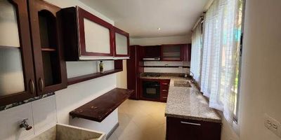 Espectacular Apartamento está disponible para Arriendo o venta. Ubicado en el barrio SAN LUCAS de la ciudad de Medellín. Cuenta con 3 habitaciones, 3 baños y 2 parqueaderos. El área construida es de 120.00 m². Estrato: 6. 
