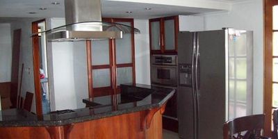 Espectacular Casa está disponible para Arriendo. Ubicado en el barrio La Mesa de la ciudad de Envigado. Cuenta con 5 habitaciones, 6 baños y 4 parqueaderos. El área construida es de 6500.00 m². Estrato: 5. Incluye chimenea. 