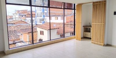 Excelente Oficina disponible para arriendo en el centro de Rionegro, cuenta con un área de 38 m2, cocineta sencilla y 1 baño. Sector comercial con alto flujo peatonal y vehicular, cercano a bancos, farmacias y supermercados.