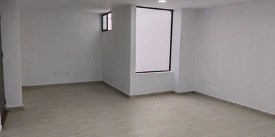 Excelente Oficina disponible para arriendo en el centro de Rionegro, cuenta con un área de 38 m2 y 1 baño. El edificio cuenta con citófono ascensor y acceso con tarjeta, sector comercial con alto flujo peatonal y vehicular cerca a bancos, farmacias y supermercados.