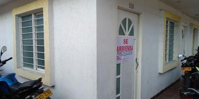 Se alquila apartamento, primer piso en el barrio Jorge Eliecer Gaitán, el cual consta de sala comedor, cocina semi-integral, zona de oficios, 2 habitaciones, dentro del valor del canon te incluye servicios de agua, energía y gas. FACIL DOCUMENTACIÓN