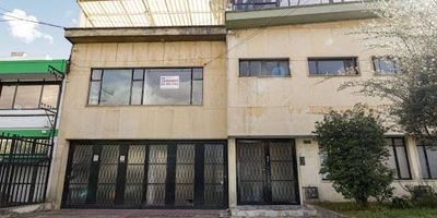 Vive cómodamente en este acogedor aparta estudio 201, en el tradicional barrio Nicolás de Federmann, a tan solo dos cuadras de la Cra 30 y tres de la Cl 53. Disfruta de una zona residencial tranquila, con acceso cercano a zonas verdes, comercio en Galerías y Pablo VI, la Universidad Nacional, el Cubo de Colsubsidio, Parque de los Novios y el Centro de Alto Rendimiento. Sala-comedor con excelente iluminación natural y vista exterior, pisos en cerámica, cocina a gas propano, instalación para lavadora, 1 habitación independiente con clóset en madera. Baño con ducha eléctrica y Parqueadero para carro o moto en garaje cubierto con puerta de seguridad. Servicios de agua y luz incluidos en el canon. Ideal para quienes buscan comodidad, ubicación estratégica y tranquilidad. Cualquier información adicional contáctenos al número celular WhatsApp 3114955765 o al correo electrónico marina.bernalinmobiliariabogota.com. 