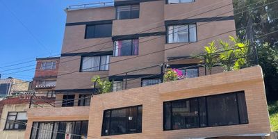 Buen apartamento duplex ubicado en edificio a tres cuadras de la septima. Distribucion, primera planta, salacomedor, baño , cocina abierta con estufa de gas natural, zona de lavanderia, segunda planta, dos alcobas con closets, baño y balcon. No cuenta con ascensor, garaje, ni celaduria. Area construida setenta metros y area neta 58 metros cuadrados.  