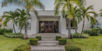 Espectacular Casa está disponible para Venta. Ubicado en el barrio Rivera de la ciudad de Rivera. Cuenta con 3 habitaciones, 6 baños y 0 parqueaderos. El área construida es de 1398.00 m². Estrato: 4. 