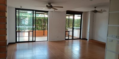 Espectacular Casa está disponible para Arriendo. Ubicado en el barrio UB ALFEREZ REAL de la ciudad de Jamundí. Cuenta con 3 habitaciones, 3 baños y 3 parqueaderos. El área construida es de 224.00 m². Estrato: 5. 