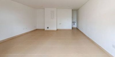 Inmueble ubicado en El Carmen de Viboral. Local amplio de aproximadamente 45 m², en excelentes condiciones, con una bodega de 8 m² y baño. Cuenta con excelente iluminación y buenos acabados. Situado en una zona residencial, cerca de la cancha municipal, restaurantes y otros sitios de interés. Ideal para negocios como papelería, miscelánea, óptica o pet shop, entre otros.