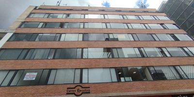 Oficina en venta barrio El Retiro. Cuenta con vista exterior, muy buena iluminación natural, una división en vidrio con área independiente ideal para sala de juntas, un baño interior moderno Dispone de parqueadero cubierto./El edificio cuenta con ascensor, baños por piso, bicicletero y parqueaderos de visitantes. Se encuentra ubicada en zona rosa de Bogotá, frente a Colegio Nuevo Gimnasio y cerca a centros comerciales como El Retiro, Atlantis y Andino. Cómodas vías de acceso como Cra. 15, Cra. 11 y Calle 81.