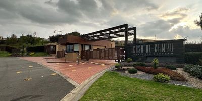 Lote en venta en La Calera, Vía Sopó, con un área total de 3,438 metros cuadrados y topografía completamente plana, este lote es perfecto para construir una vivienda rodeada de naturaleza. Su ubicación dentro del conjunto ofrece vistas a las montañas y un entorno de paz y tranquilidad, ideal para proyectos residenciales con aire puro y amplios espacios./ El conjunto Casa de Campo está diseñado para quienes buscan equilibrio entre naturaleza y bienestar, ofreciendo club house, cancha de tenis, cancha múltiple, salón social, gimnasio, parque infantil, zona de camping, minigolf, salón de pilates, juegos de billar, salas. de reuniones y caballerizas./ Ubicado cerca del Liceo Francés, restaurantes, supermercados y el Centro Comercial Potosí, con acceso por la vía La Calera y la carretera hacia Sopó, garantizando conexión rápida con la ciudad./ Haga realidad su proyecto en este espacio único.