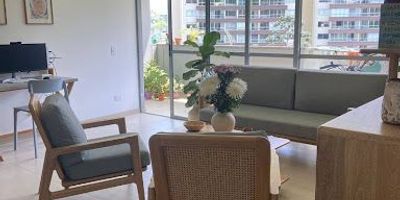 Apartamento de 69 m con 1 alcoba, 2 baños, cocina integral, parqueadero con cuarto útil y balcón. ubicado cerca de los balsos, centros comerciales, restaurantes y vías principales. Código de Abad APA8517, SIMI 585-29488. Asesor Miguel Ángel Gallego cel. 317 4298677.