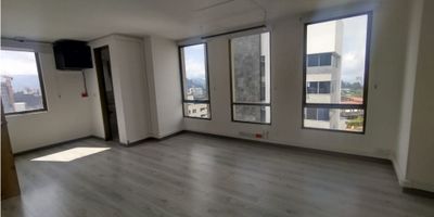 ? Venta Oficina en La Estrella, Manizales ?

? Área: 67 m²
? Baños: 1
? Garaje: 1
? Estrato: 5
?️ Piso: 10

? Descripción:
Oficina principal en el piso 10 con espacios bien distribuidos:


 Oficina principal con baño privado.
 Área adicional para una segunda oficina o sala de juntas.
 Espacio de recepción amplio y funcional.
 Vista panorámica espectacular desde las ventanas dobles. ?


?️ Ubicación y servicios:


 En zona comercial estratégica, cerca de centros comerciales, colegios y universidades. ??
 Fácil acceso a transporte público y vías principales. ?
 Edificio con portería, ascensor y vigilancia 24/7. ?


⚡ Servicios:


 El valor del agua y la luz se cobra en la administración.


? Ideal para negocios o empresas que buscan ubicación privilegiada y comodidad. ¡Agenda tu visita! ✨


