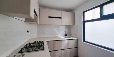 Inmueble ubicado en Barrio campos de paz, Carmen De Viboral. Apartamento de 100m2 con  2 pisos y una distribución de 3 alcobas, sala ,comedor, zona de ropas grande, cocina, balcón y 3 baño, excelente distribución y buena iluminación. Zona residencial tranquila y agradable, cerca de zona comercial, supermercados, restaurantes, colegios, farmacias, hospital y demás sitios de interés. Cómodas vías de acceso, rutas de transporte cercanas.