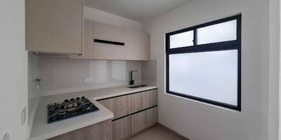 Inmueble ubicado en Barrio campos de paz, Carmen De Viboral. Apartamento de 72 m2 con una distribución de 3 alcobas, sala ,comedor, zona de ropas grande, cocina, balcón y 2 baños, excelente distribución y buena iluminación. Zona residencial tranquila y agradable, cerca de zona comercial, supermercados, restaurantes, colegios, farmacias, hospital y demás sitios de interés. Cómodas vías de acceso, rutas de transporte cercanas.