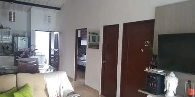 Vendo o permuto casa esquinera, en el queremal, por casa en Cali, barrio Brisas Andes o Barrios aledaños. Casa esquinera en el corregimiento de Queremal clima fresco y turístico. Municipio de Dagua, cerca al kilómetro 30, tiene sala comedor, tres habitaciones, dos baños, antejardín y parqueadero para un carro. Vía vehicular a la entrada del Queremal, con todos sus servicios públicos. Precio $ 180.000.000. Libre de toda limitación de dominio. Para más información comuníquese al PBX (602) 5532727 o con la asesora Lilian Vidal 318 3349388