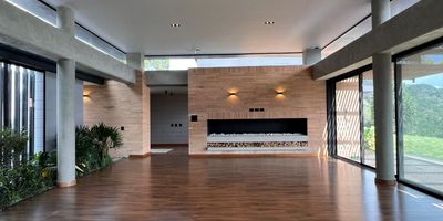 Espectacular Casa está disponible para Arriendo o venta. Ubicado en el barrio Villa Elena de la ciudad de El Retiro. Cuenta con 3 habitaciones, 4 baños y 2 parqueaderos. El área construida es de 450.00 m². Estrato: 5. 