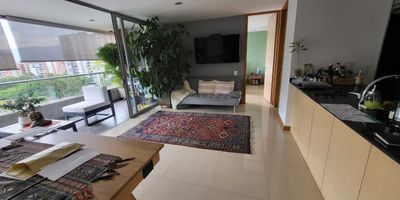 Espectacular Apartamento está disponible para Arriendo. Ubicado en el barrio El Esmeraldal de la ciudad de Envigado. Cuenta con 2 habitaciones, 3 baños y 0 parqueaderos. El área construida es de 96.00 m². Estrato: 5. 