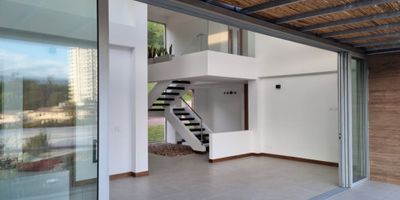 ¡Excelente Inversión!

Si deseas vivir en un lugar donde encuentres confort y bien- estar en un ambiente tranquilo…Te presentamos en Venta esta Casa en exclusivo Conjunto Cerrado, siendo tu mejor opción…Con espectacular diseño que te permite disfrutar de ventilación natural, vista panorámica privilegiada, estando cerca de la zona urbana de la ciudad de Manizales.

Cuenta con un área de lote de 375m², y un área construida de 221.05m², diseño contemporáneo;  distribuida en  2 niveles, en el piso 1 tendrás a tu disposición, Sala-comedor como  área social con doble volumen, lo que te brinda elegancia, estilo y  luz natural, cocina abierta con isla integrada al área social, terraza cubierta con pérgola, baño social, patio de ropas, 3 parqueaderos (1 cubierto), deposito y estudio; en el piso 2 encuentras 2 habitaciones, baño auxiliar, salón para reuniones, juegos, sala de tv y/o música, oficina, estudio, bodega, zona verde alrededor.

Conjunto con sendero ecológico, mirador comunal, juegos infantiles, portería y vigilancia las 24 horas. 

¡Contáctanos 3122092858, es un gusto atenderte!

 
