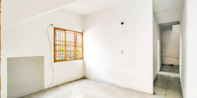 Apartamento en sector de calasanz, Cuenta con sala comedor, dos alcobas y un práctico clóset para organizar tus espacios. Cocina integral y un baño completo. Además, dispone de zona de ropas. Con un área aproximada de 55 m².