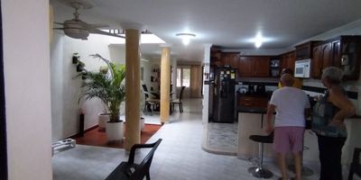 Vendo casa externa en barrio central en Jamundí lote de 168 mtrs construidos 2 pisos 250 mtrs.
Distribuida asi ,tiene parqueadero dentro del antejardín  para un automóvil ,sala recibidor ,sala ,jardín interno y cocina abierta tipo americana con barra ,campana extractora  muy amplia e iluminada ,,una habitación  amplia y un baño completo.dos patios amplios en los que están la zona de lavado y la zona de secado ,esta  1 piso es muy amplio ,esta en perfecto estado se podría hacer separación para que sea bifamiliar , en el 2 piso tienes la habitación principal con balcón  MUY AMPLIA CON CLOSETS Y BAÑO PRIVADO un estudio ,una amplia sala familiar o hall de alcobas y 2 habitaciones mas muy cómodas con closets y un baño para ambas habitaciones ..esta parte también esta en perfecto estado muy cómoda amplia e iluminada .la ubicación de esta casa es muy buena ya que esta sobre avenida comercial  y esta al frente de colegio moderno de Jamundí .podrás poner negocio.muy buenas vías de acceso .
